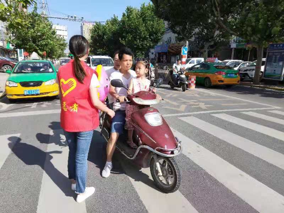 志愿者劝导电动车主规范停车.jpg