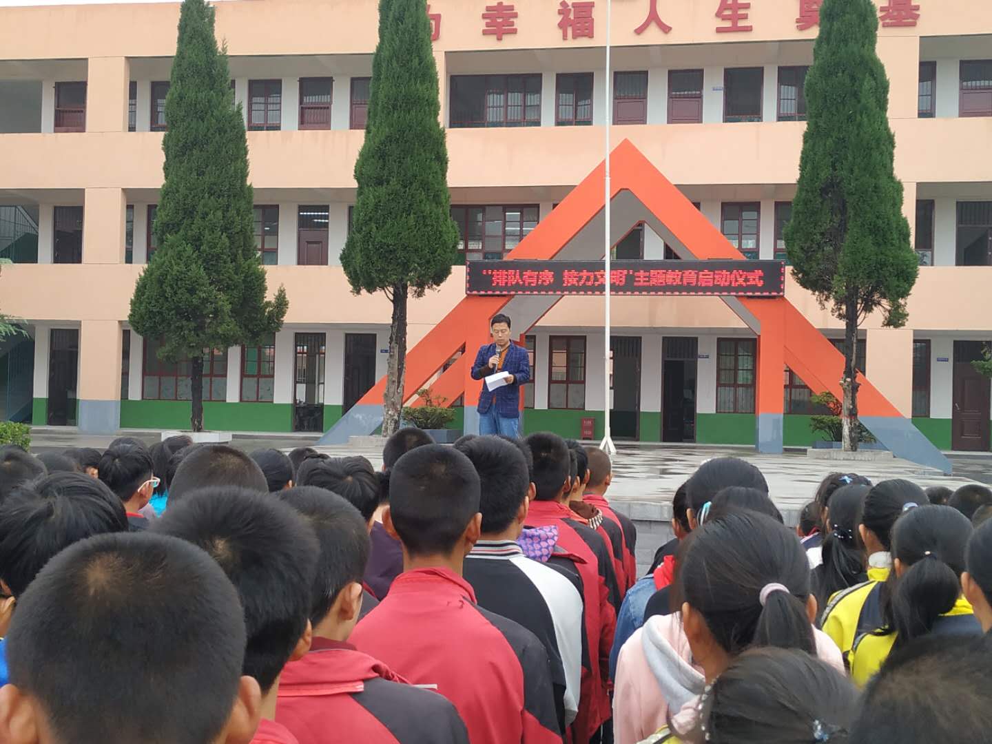 1574234779000027011.jpg 2排队守序 (1).jpg