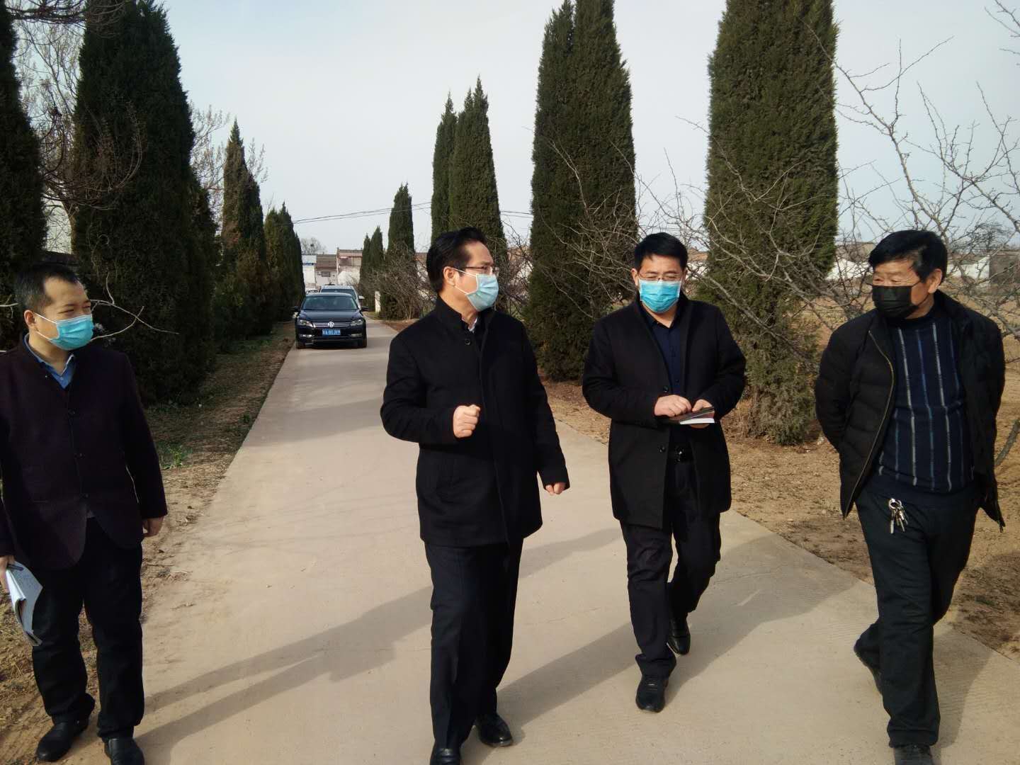 县长邓宽社深入百良镇检查指导春季重点工作