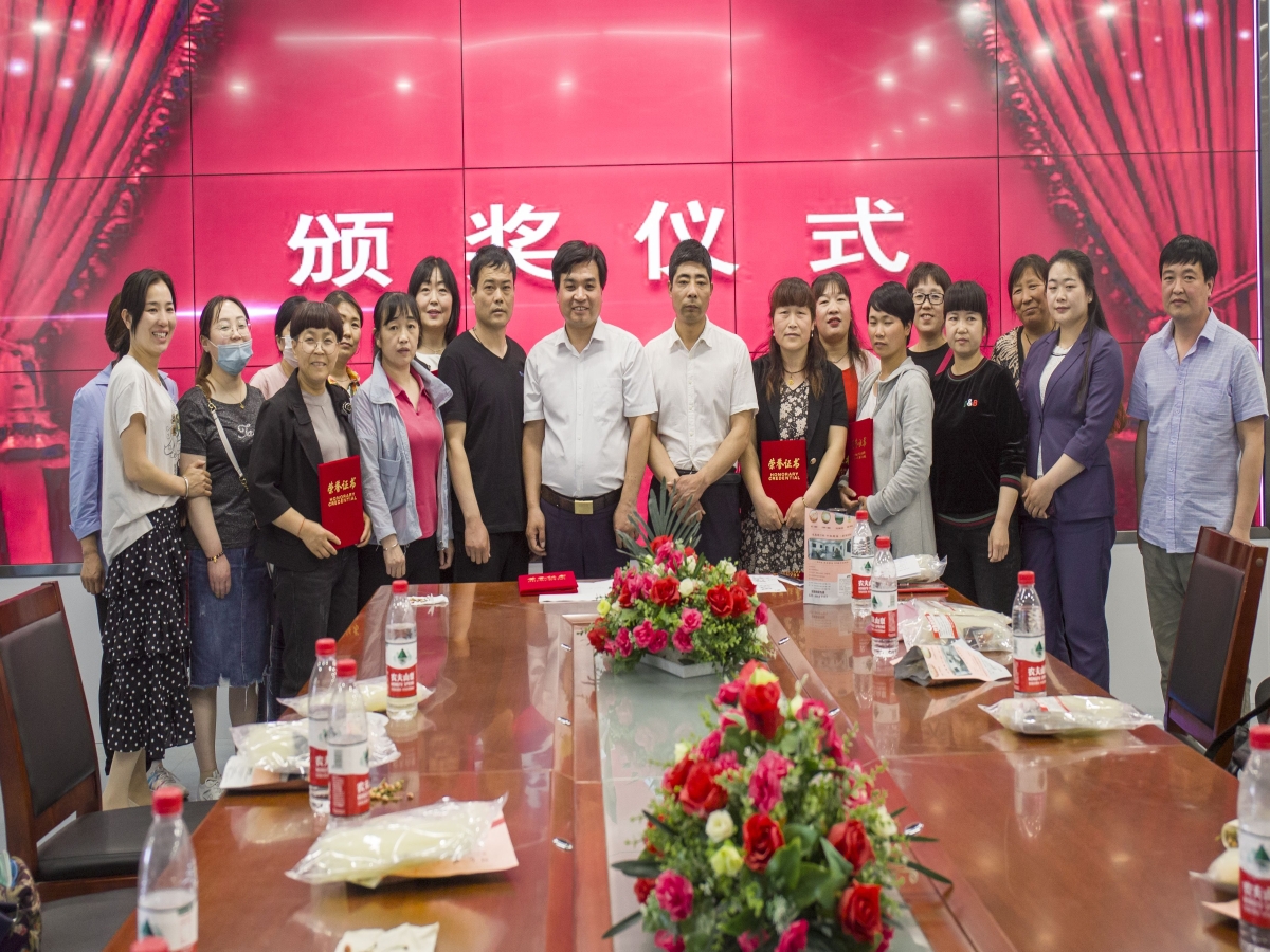 营销总结茶话会活动合影.jpg
