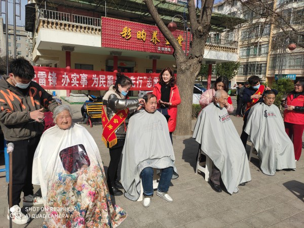 1614912530823017276.jpg “最美教师”获得者.jpg