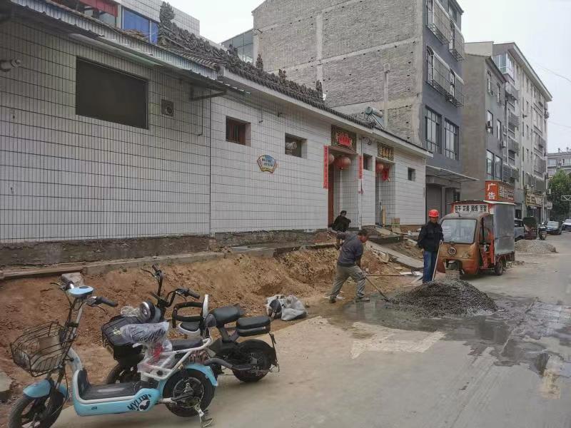 3凤凰路果蔬市场进口处巷道基础设施 施工中.jpg