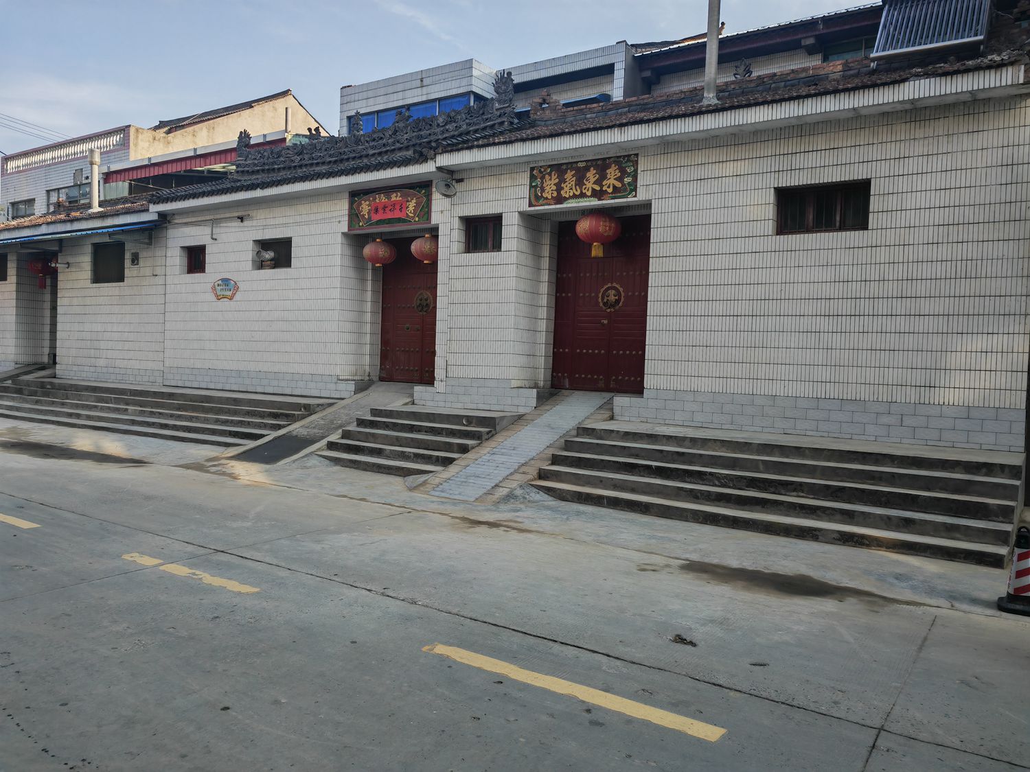 3凤凰路果蔬市场进口处巷道基础设施 改造后.jpg