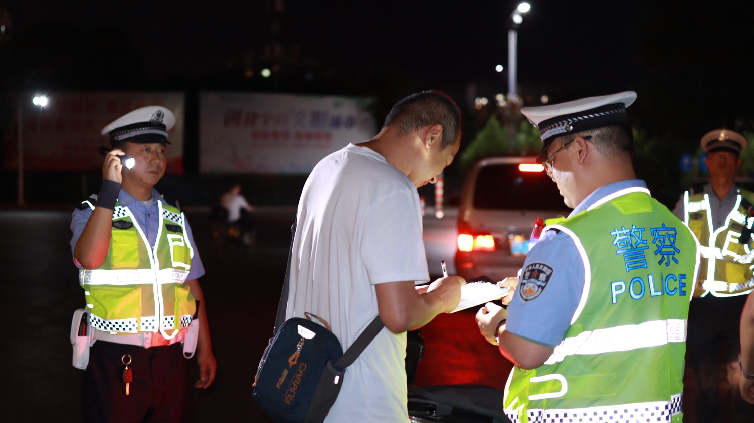 交警执法现场2.jpg