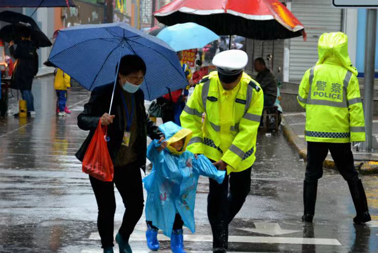 交通警察护学执勤.jpg
