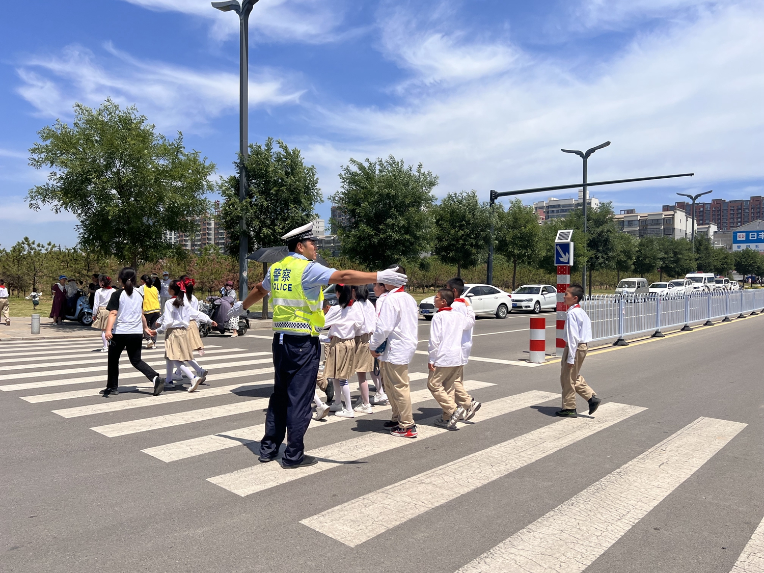 交通警察护学执勤2.jpg