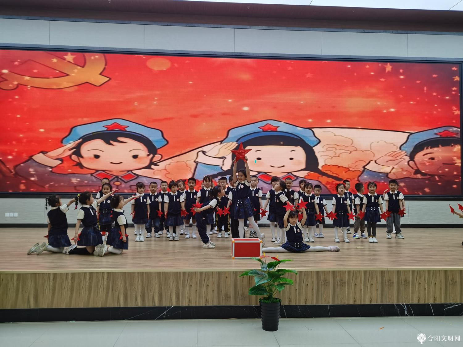 7.九龙幼儿园举行童心向党节目汇演.jpg