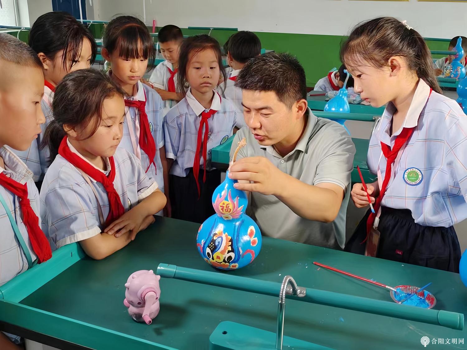 4.省级非遗葫芦雕刻传承人宋鹏杰在坊镇中心小学担任外聘教师.jpg