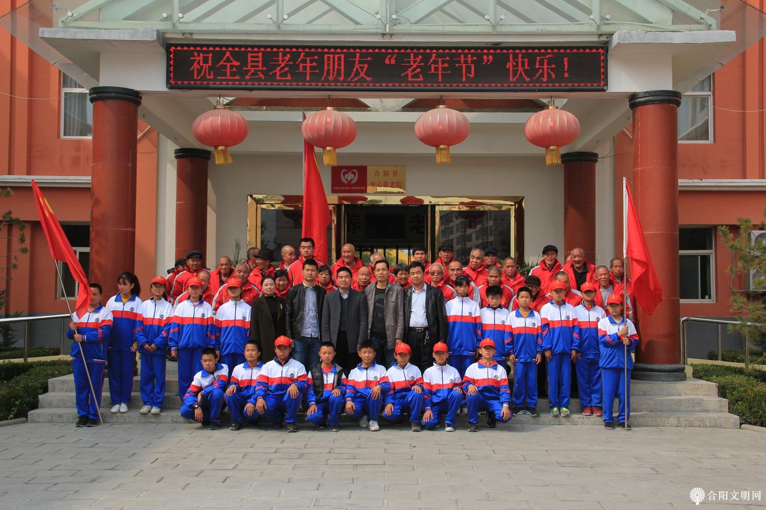 2.合阳县第三初级中学师生走进中心敬老院献爱心活动.jpg