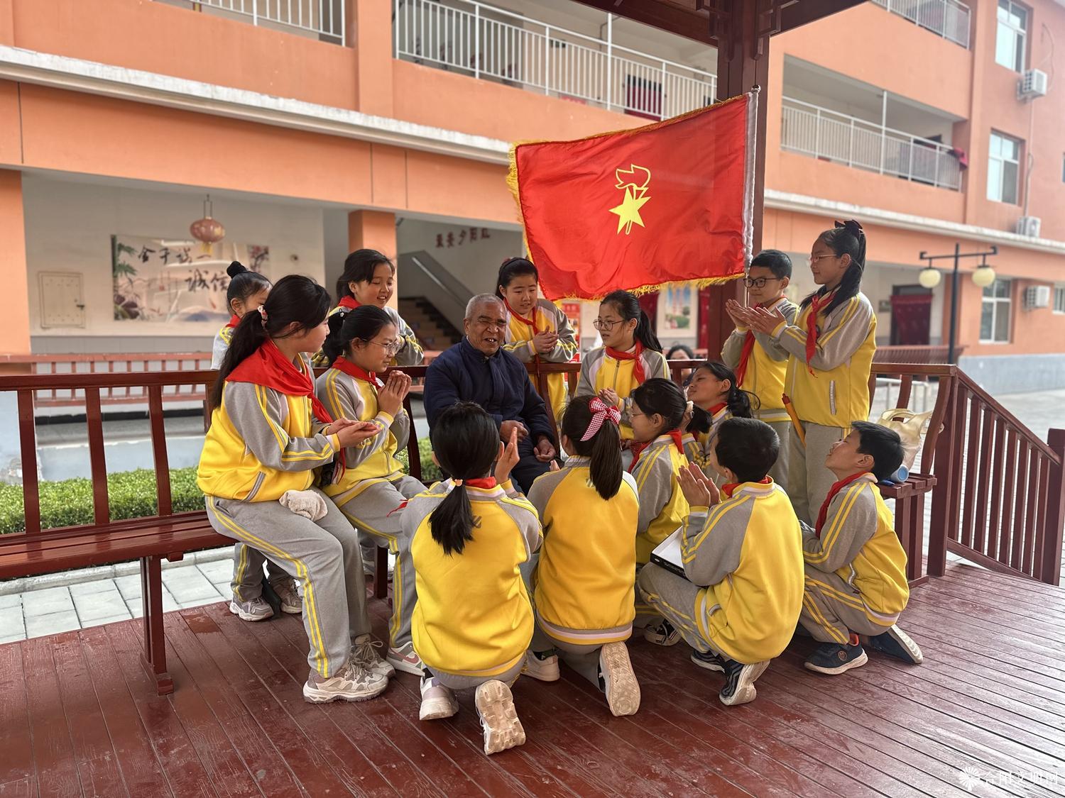 4.天合园小学少先队员们来到合阳县中心敬老院开展志愿服务活动.jpg