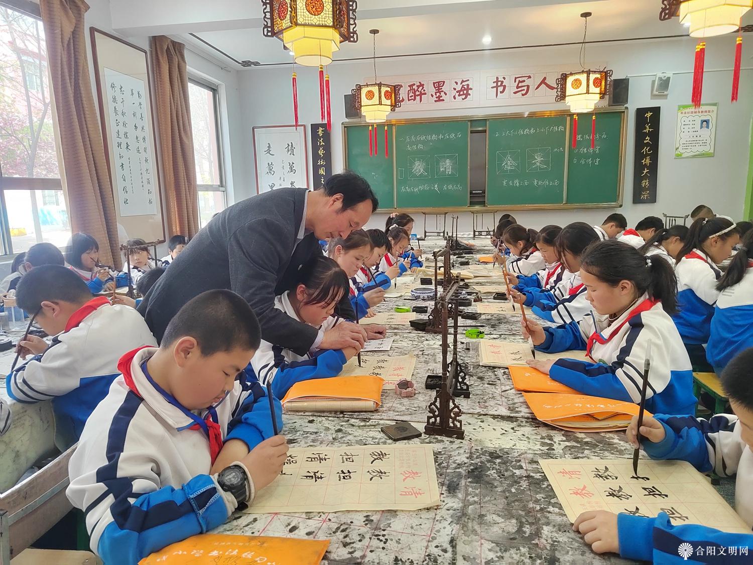 2.甘井中心小学”乡贤大讲堂“聘请陕西省书法协会会员阎景谋指导学生习字.jpg