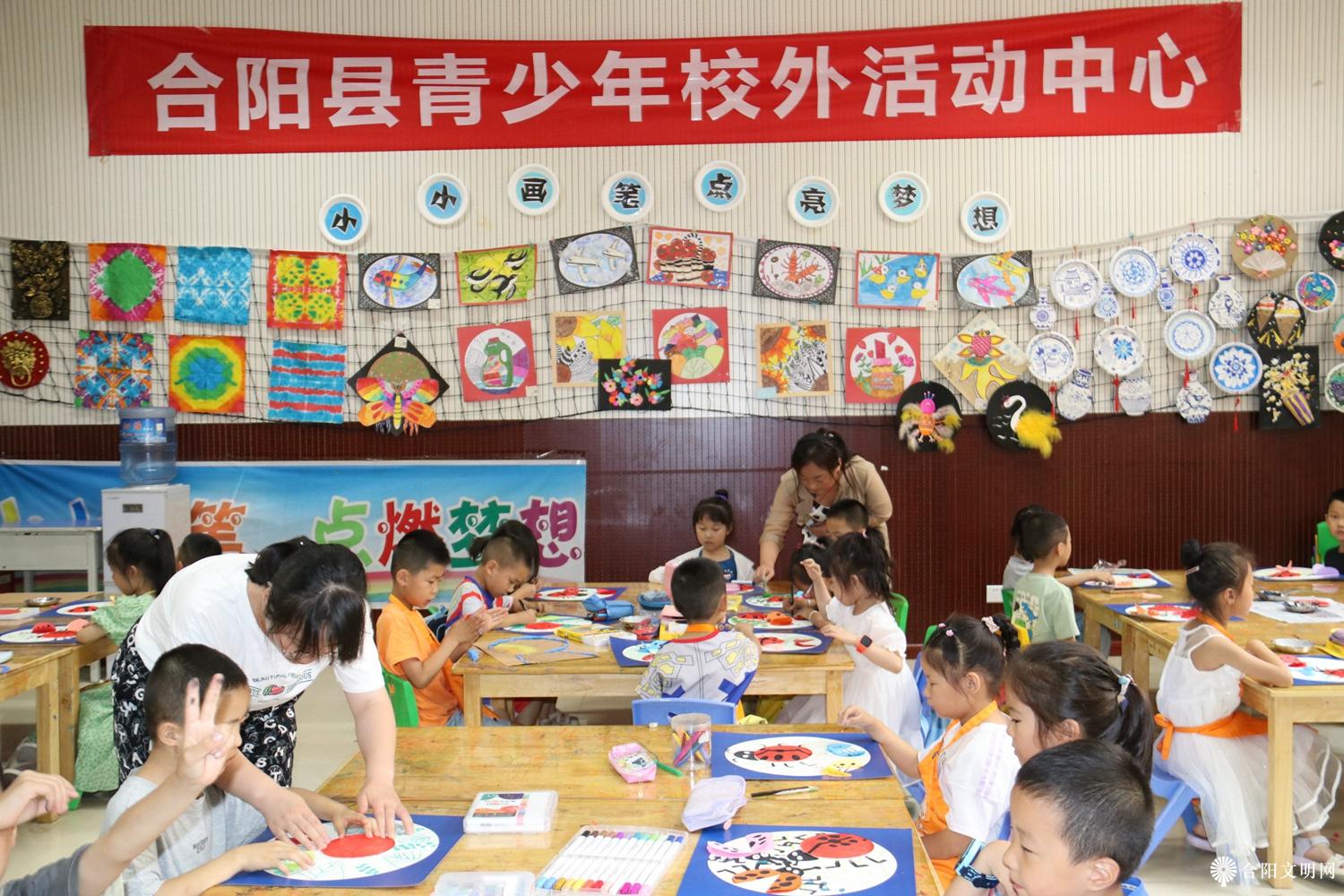 合阳县青少年活动中心开展绘画兴趣培养.jpg