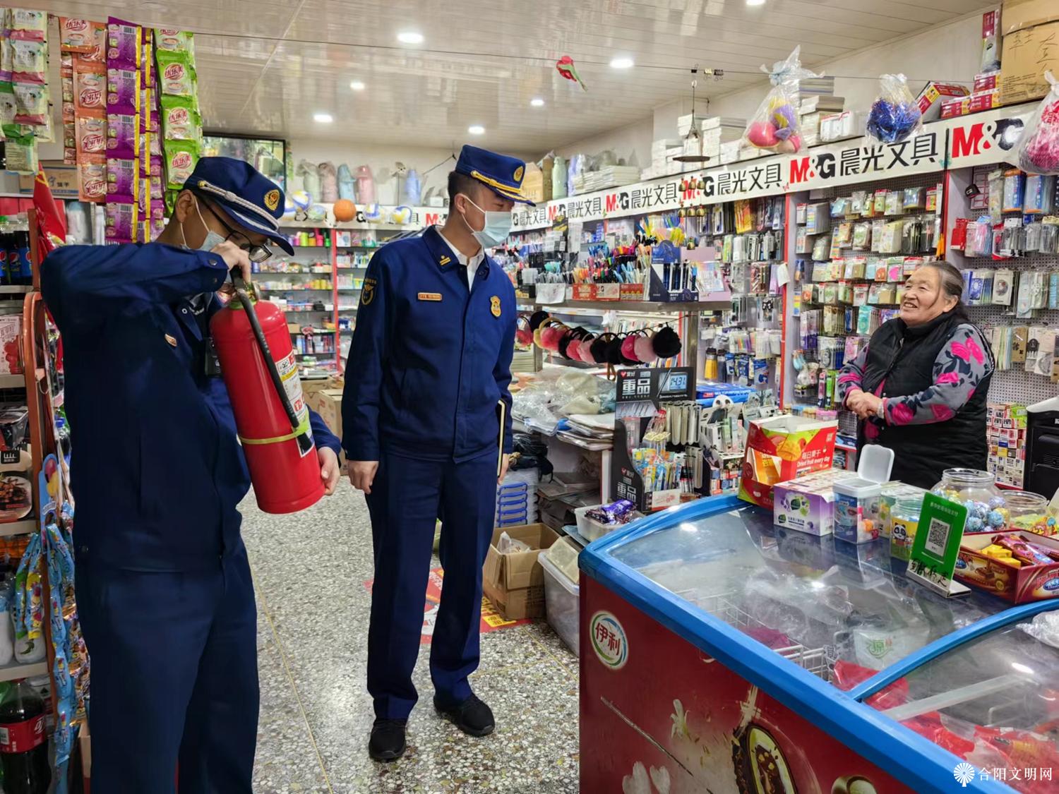 4.合阳县消防大队对城关中学附近的晨光文具店的安全隐患进行排查.jpg