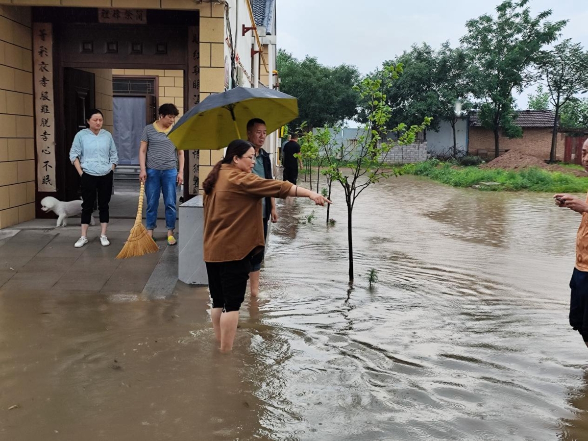 王书记实地查看雨水排水情况.jpg
