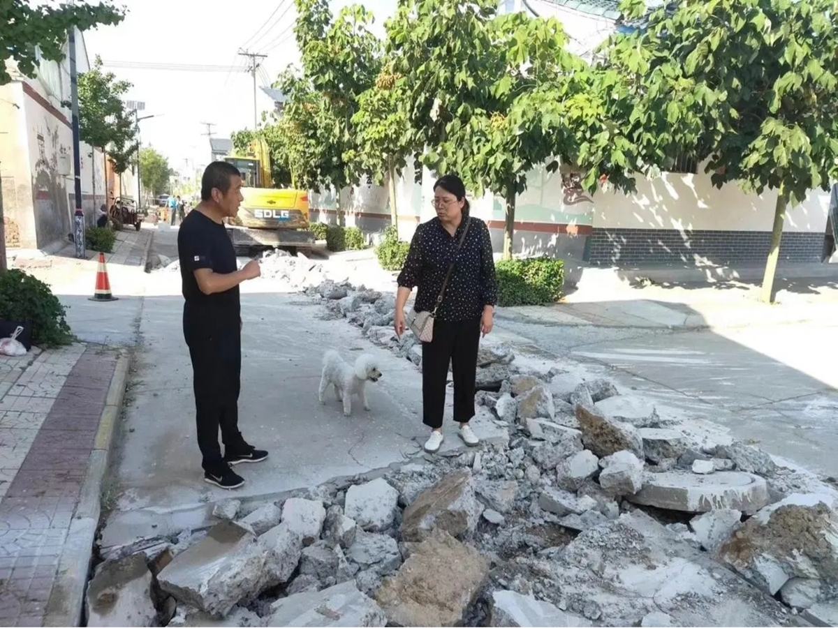 王书记实地查看下水管改造工程现场.jpg