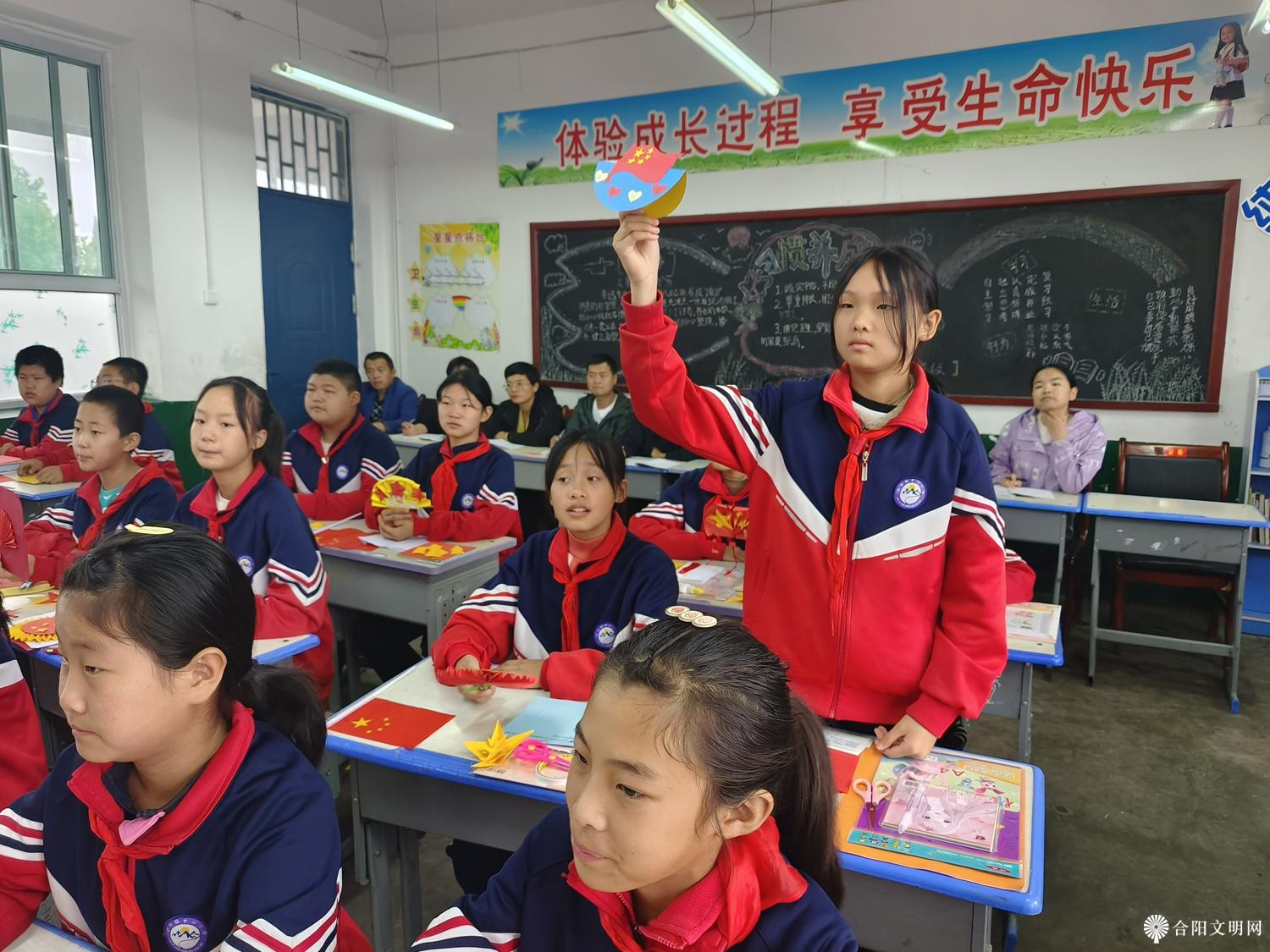 童心庆国庆 巧手贺祖国——金峪镇中心小学庆国庆手工制作活动5.jpg