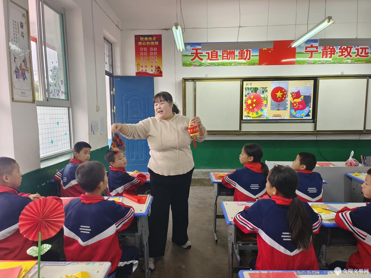 童心庆国庆 巧手贺祖国——金峪镇中心小学庆国庆手工制作活动3.jpg