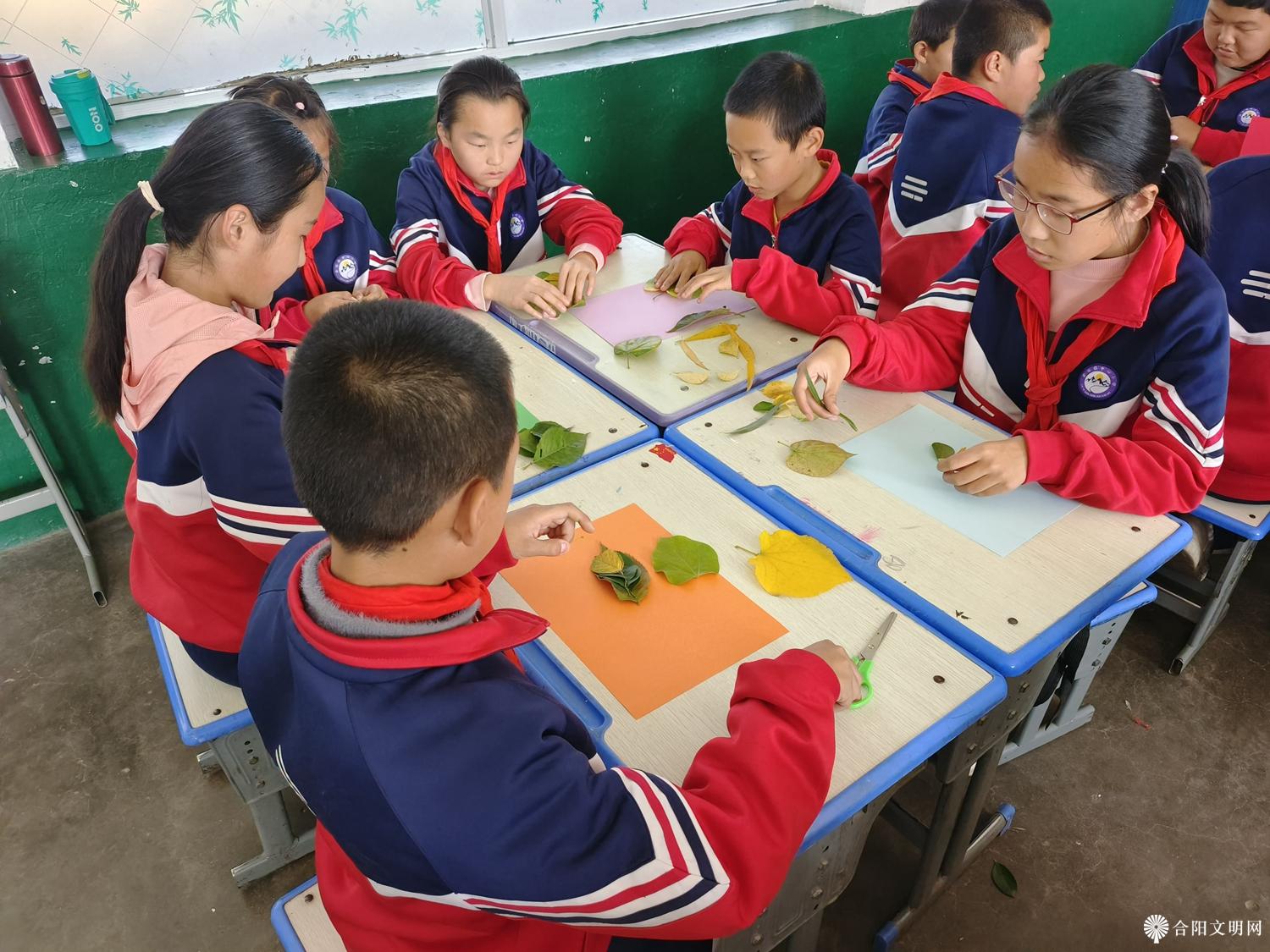 金峪镇中心小学主题树叶贴画实践活动13.jpg