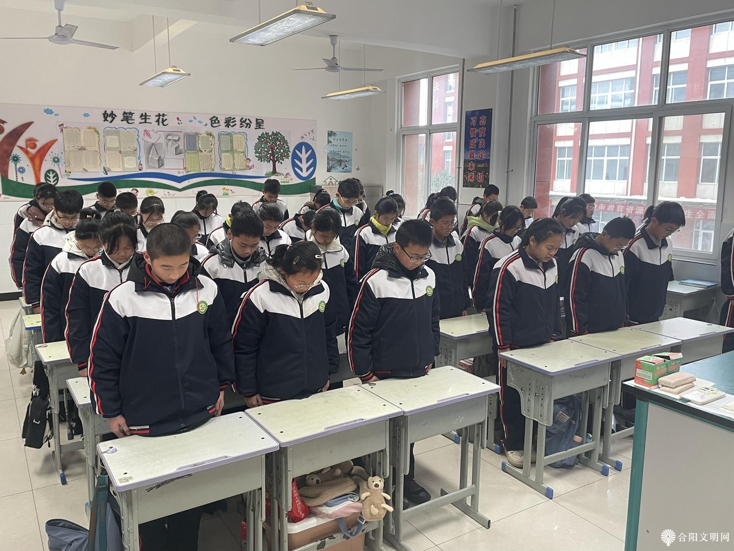 4、第四初级中学全体学生低头肃立，为逝去的死难同胞与革命先烈默哀，向他们致以深切的悼念。同学们一起朗诵《和平宣言》为人类祈福，远离战争、珍重生命。.jpg