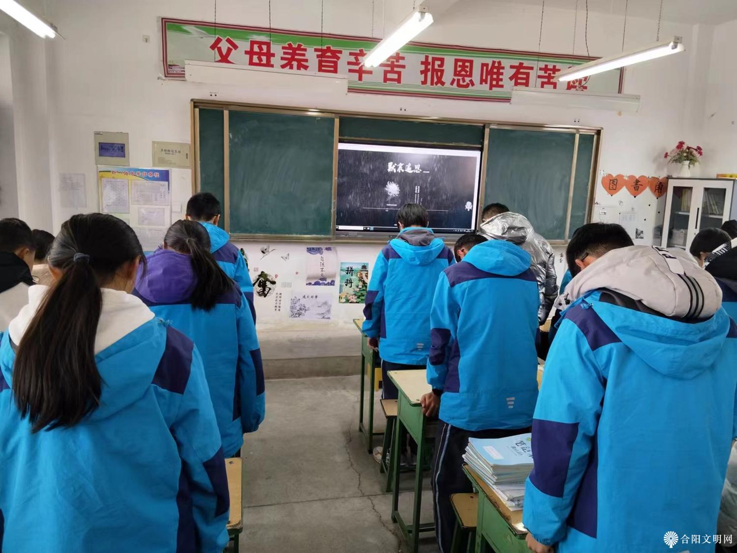 8、新一路中学：各班班主任从中国军民奋力抗击侵略并取得伟大胜利以及抗日战争伟大胜利对国内外的深远意义等方面，对学生们进行深入浅出的解说。同时，带领学生向在南京大屠杀中死遇难者以及为民族抗战而牺牲的先烈默哀一分钟。通过此次活动，学生们不仅进一步了解到抗日战争的历史，还深切体会到了民族凝聚力和国难当头同仇敌忾的民族气节。.jpg