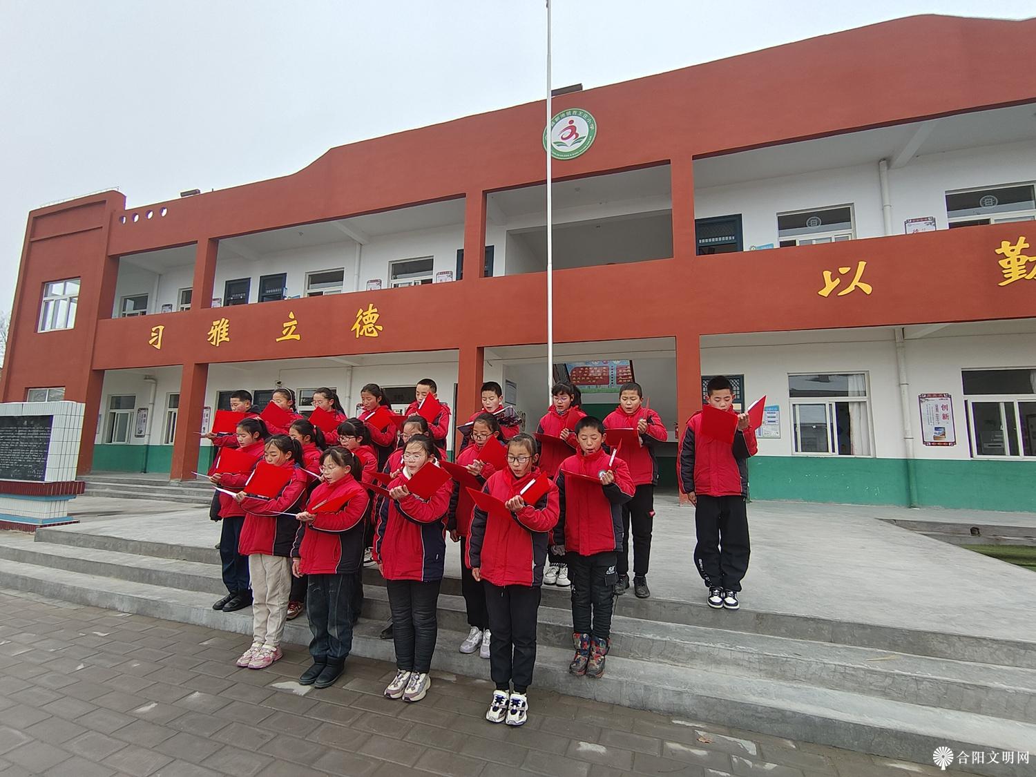 9、新池镇中心小学六年级学生以“勿忘国耻 振兴中华”为题进行了国旗下演讲。同学们是初升的太阳，是祖国的未来和希望，记住“耻辱”，记住祖国历史的创伤，珍惜今天来之不易的幸福生活，努力学习，为中华民族的伟大复兴而努力学习。.jpg