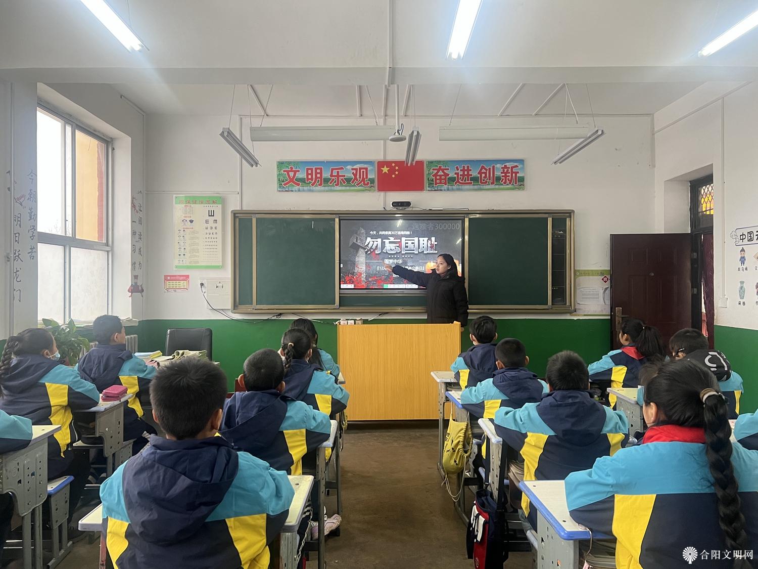 11、王村矿小学各班举办了“勿忘国耻 圆梦中华”的主题教育班会，诵读了《和平宣言》，班主任们宣讲了国家公祭日的由来、意义，讲述抗战故事，激发广大学生的爱国热度，树立报效祖国的远大志向，勤奋学习，刻苦钻研，奋发进取，努力成才！.jpg