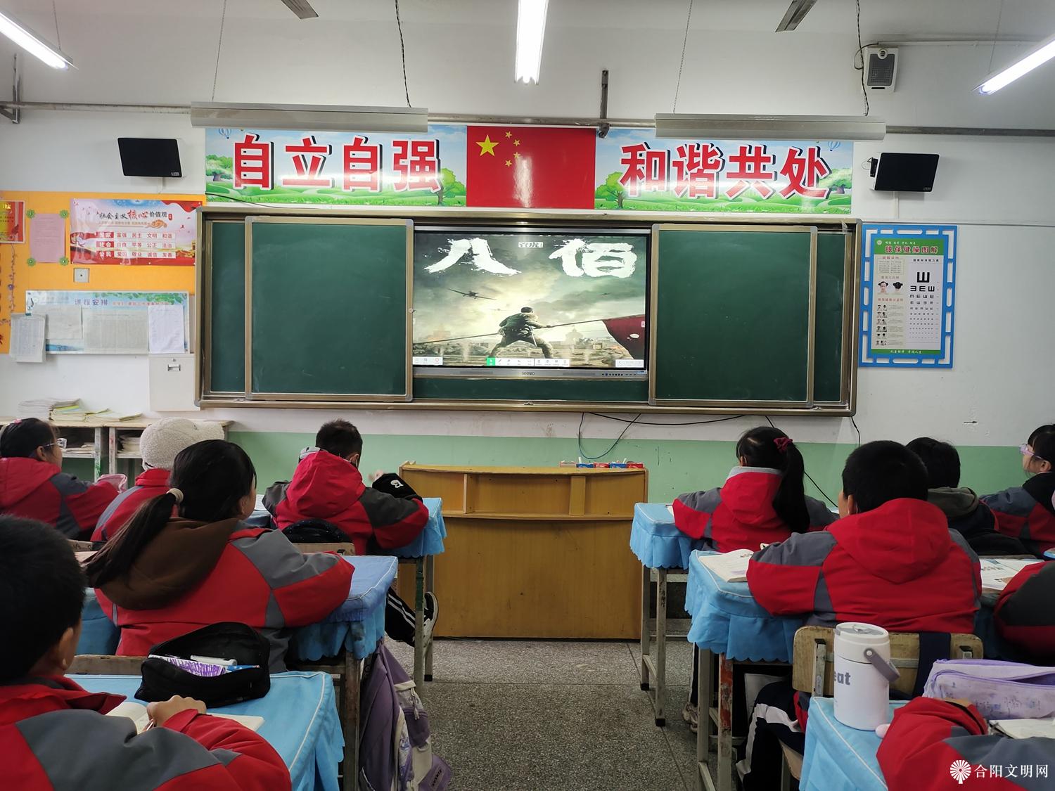 12、甘井中心小学甘井中心小学组织爱国主义观影活动，激发学生的爱国激情。.jpg