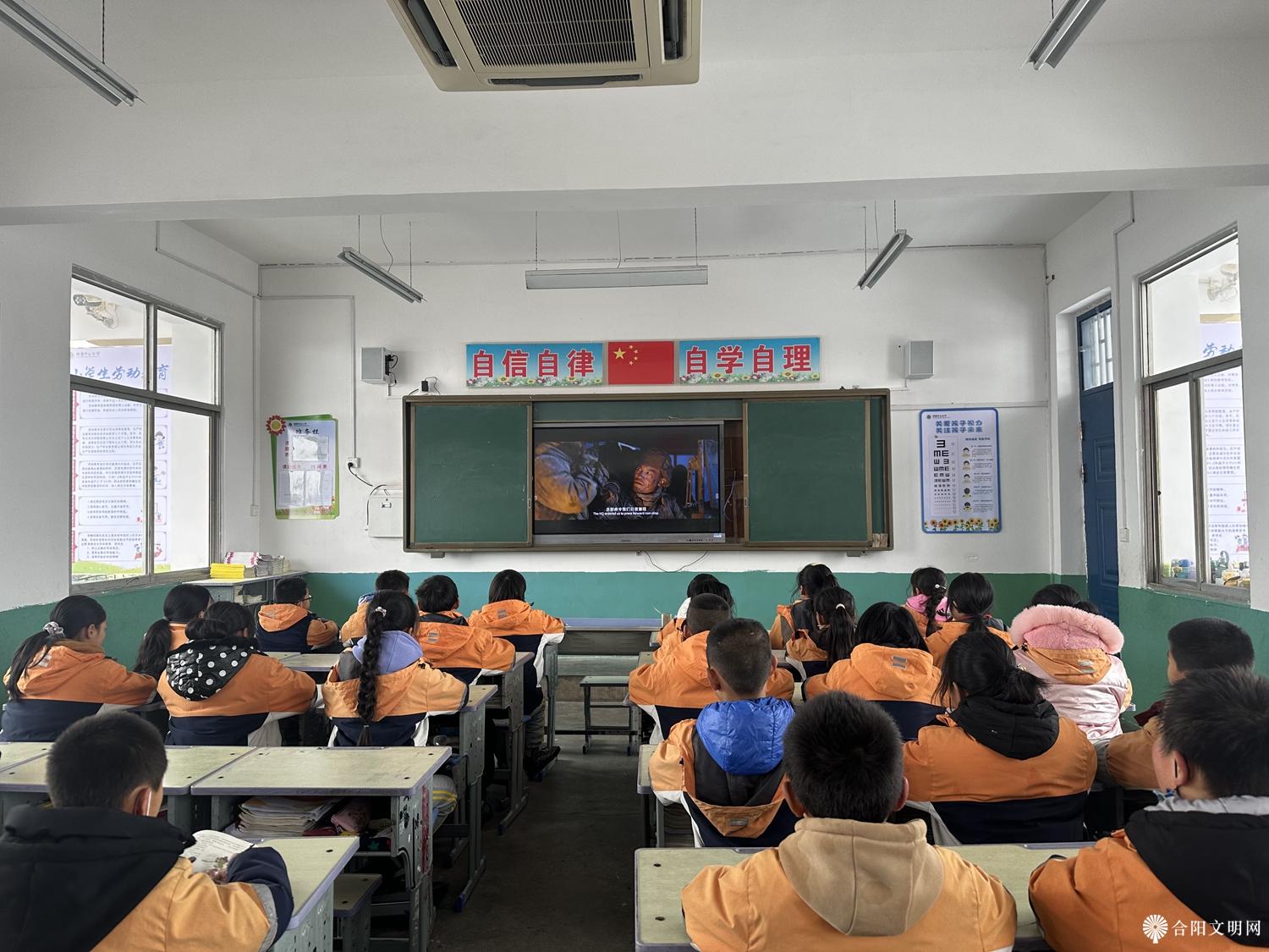 13、坊镇中心小学组织观看了南京大屠杀死难者国家公祭仪式，悼念遇难同胞，接受历史教育，致敬革命先辈。.jpg