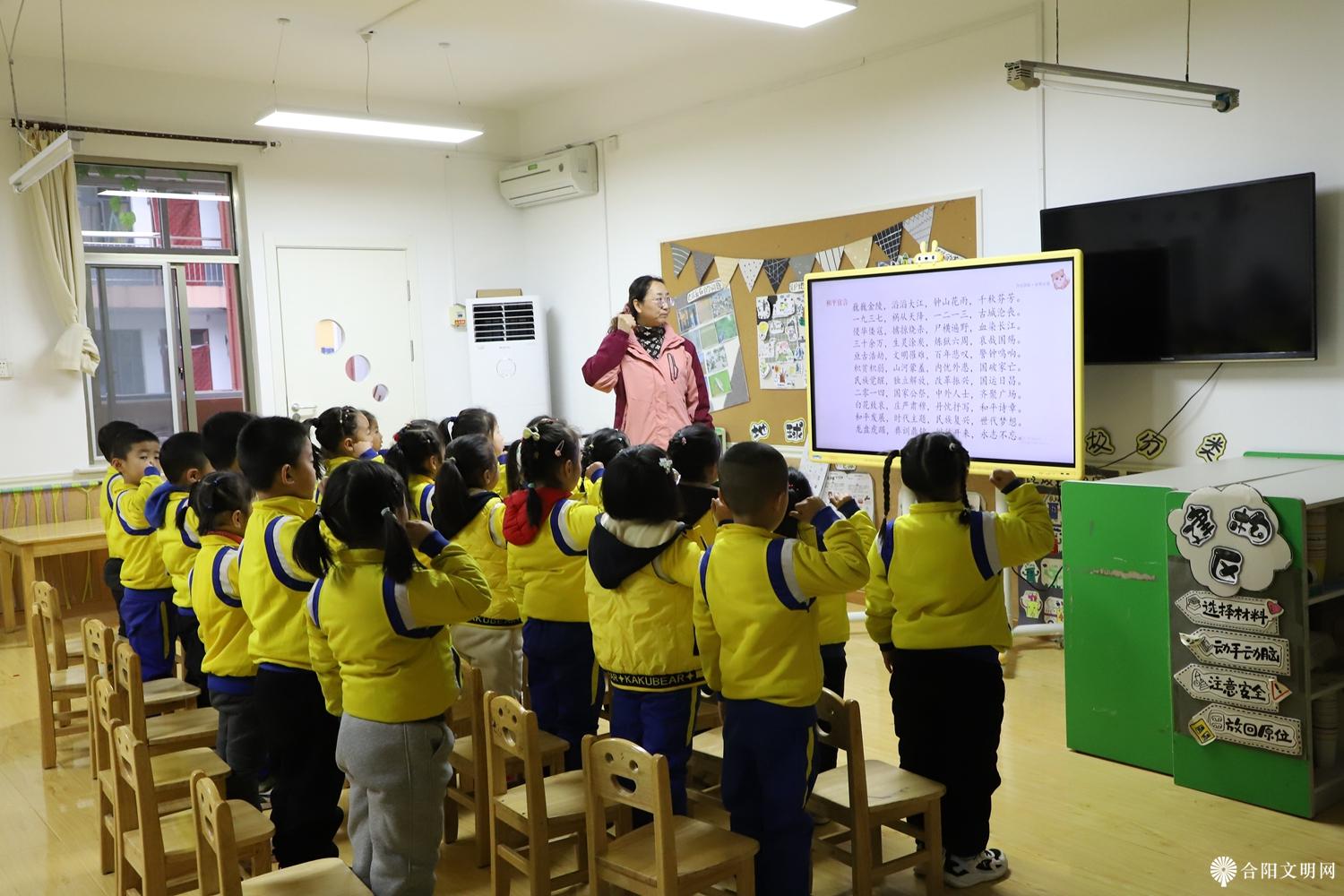 14.1县幼儿园： 在一部部电影的轮播中，在一个个红色故事中，孩子们进一步了解了那段惨痛的历史，珍惜今天的幸福生活。在老师的带领下孩子们诵读《和平宣言》，稚嫩的童声铿锵有力，孩子们和老师一起铭记历史，勿忘国耻，珍爱和平，砥砺前行。.jpg