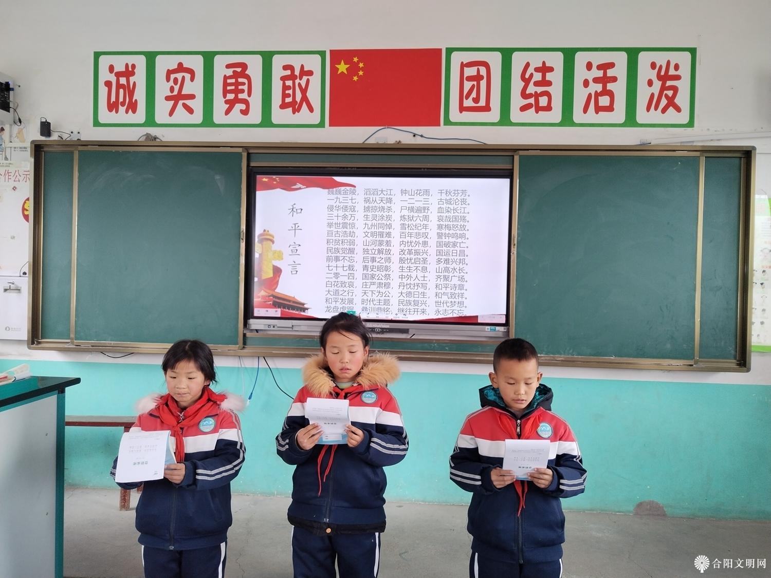 16.孟庄九年制学校各班级学生代表用深情的朗诵表达了对遇难同胞的深切缅怀，并呼吁同学们要珍惜来之不易的和平，努力学习，为祖国的繁荣富强贡献自己的力量。.jpg
