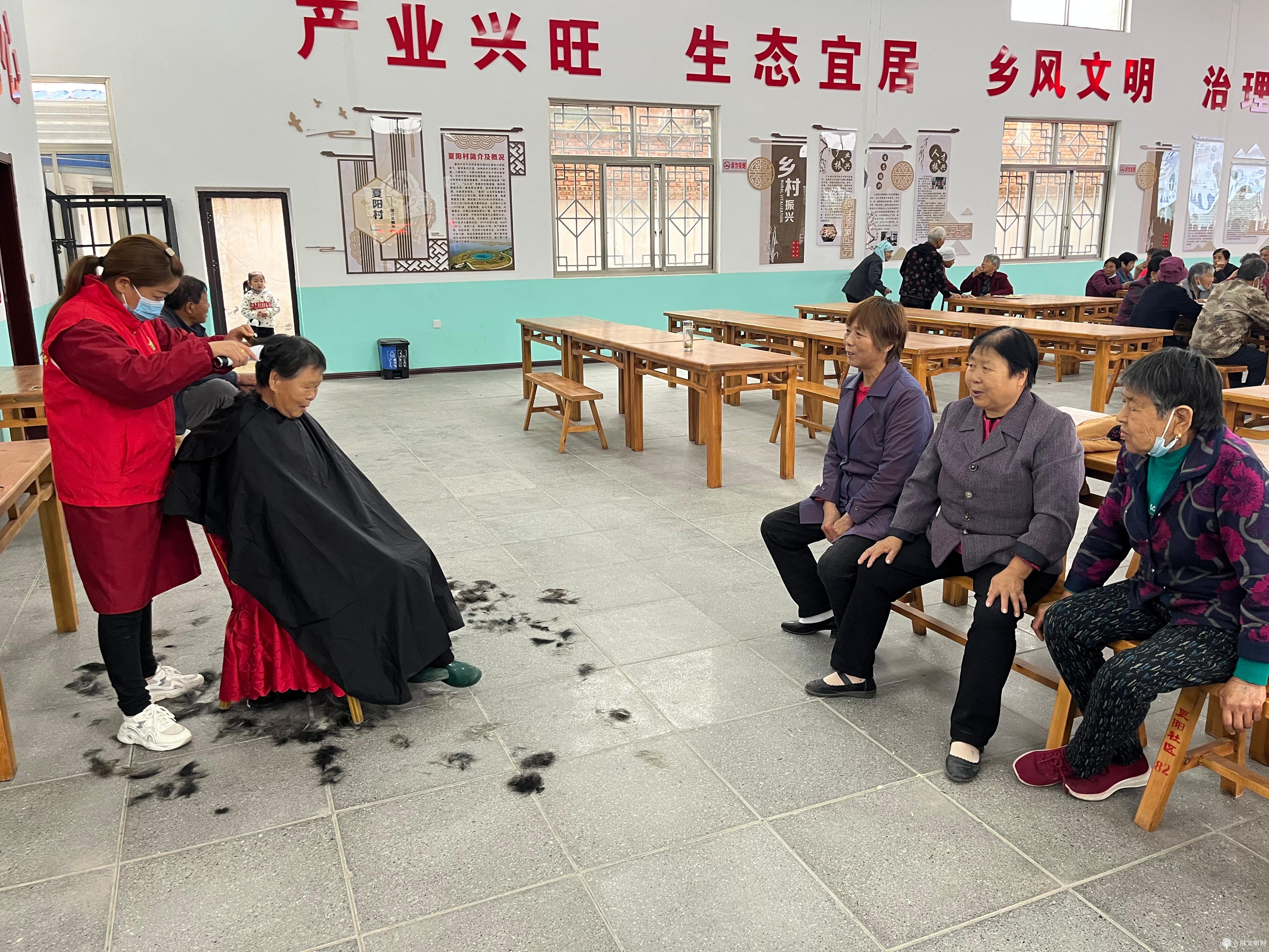 利用传统节日——每年定期给老人免费理发.jpg