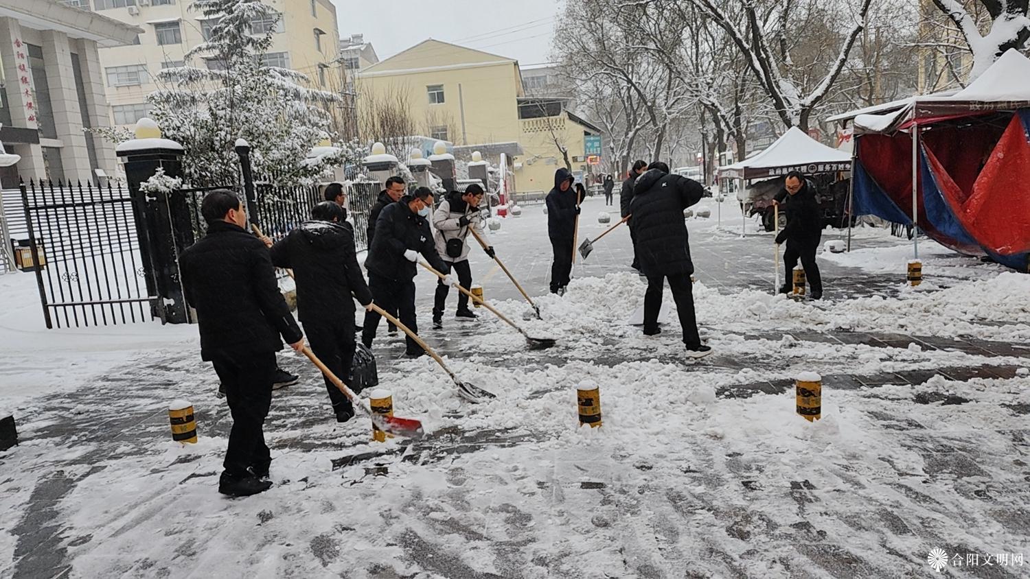图片01，1月15日教育局机关干部清理北大街路段剧院门口积雪.jpg