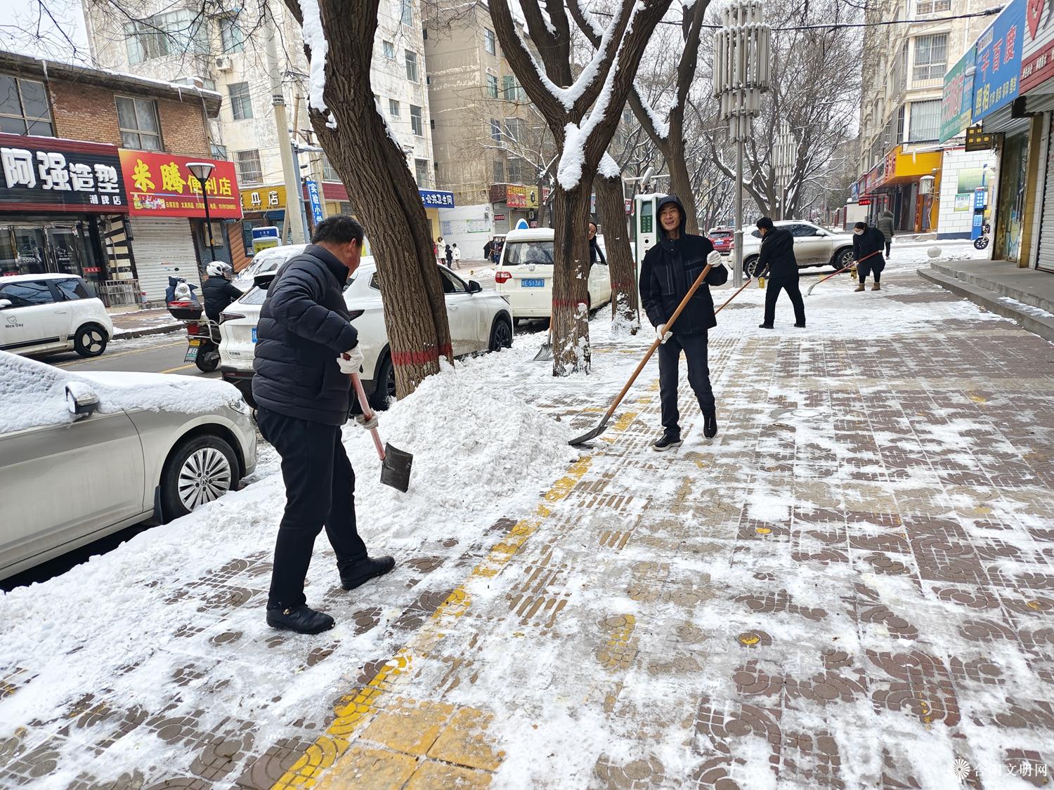 图片07,2月5日城关小学组织教职员工清理清运校门口及校园周边积雪.jpg