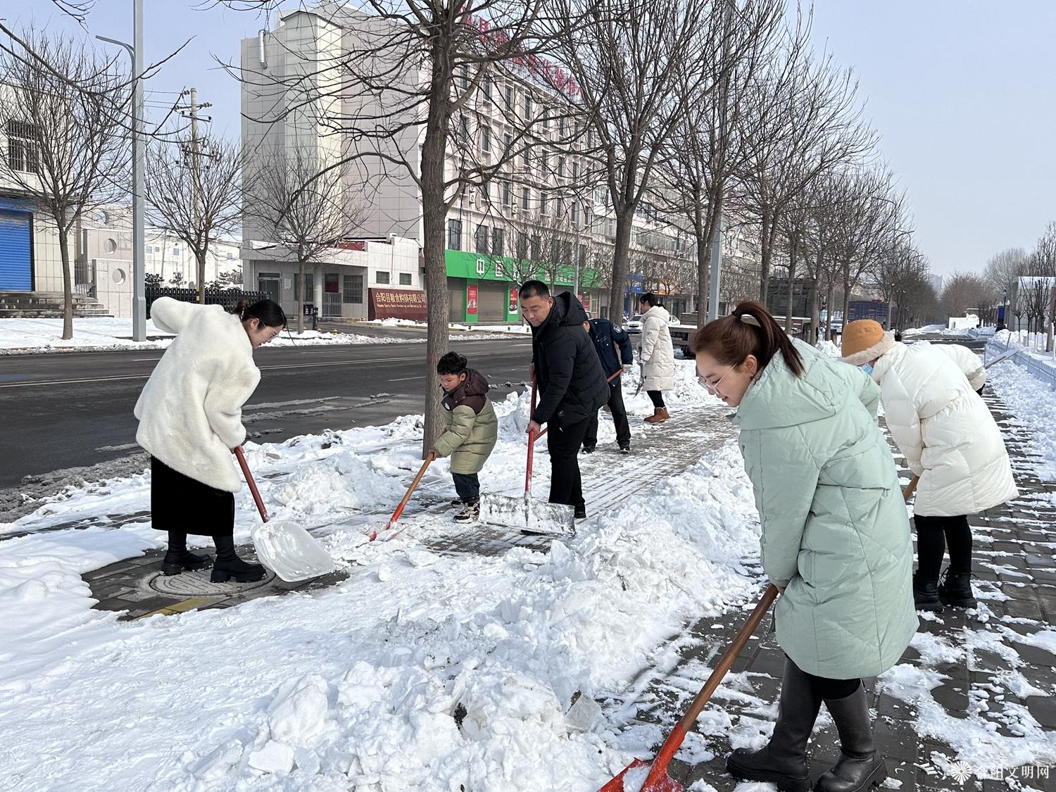 图片09,2月5日武帝路幼儿园组织教职员工、发动家属清理清运校门口及校园周边积雪.jpg