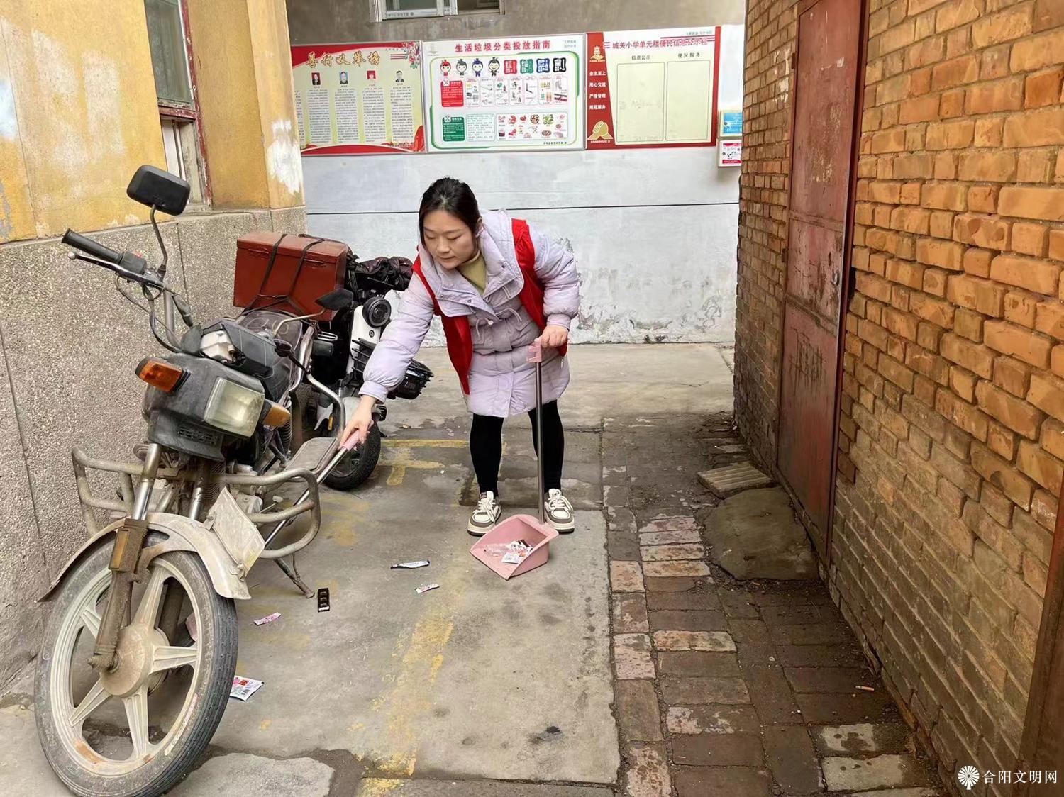 图片03志愿者深入包联小区开展志愿服务活动.jpg