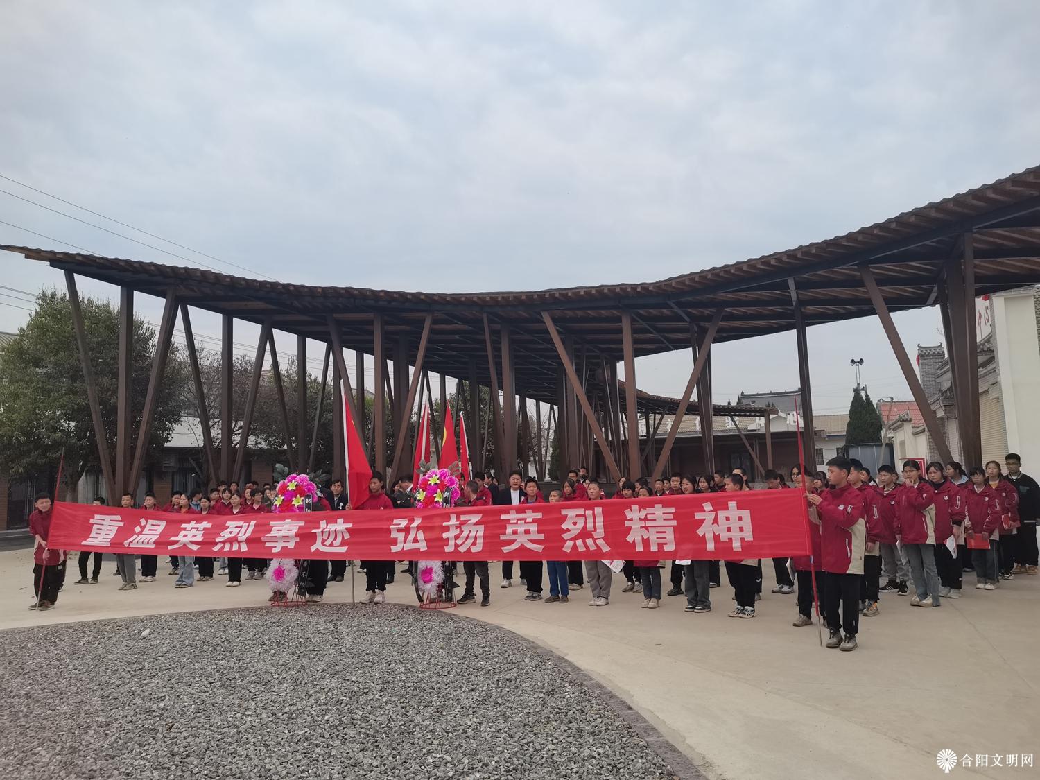 图片03黑池镇中学师生来到邹阳虎烈士碑前，开展“铸魂·2024清明祭英烈”系列活动.jpg