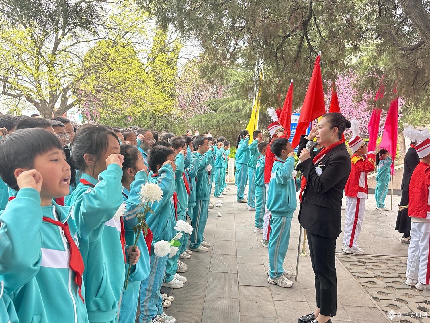 图片05凤凰路小学来到烈士陵园进行清明节扫墓活动。大队辅导员为队员们上一堂生动的思政课，希望队员们传承精神、练就本领，在实现中华民族伟大复兴的历史进程中跑好属于自己的这一棒.jpg