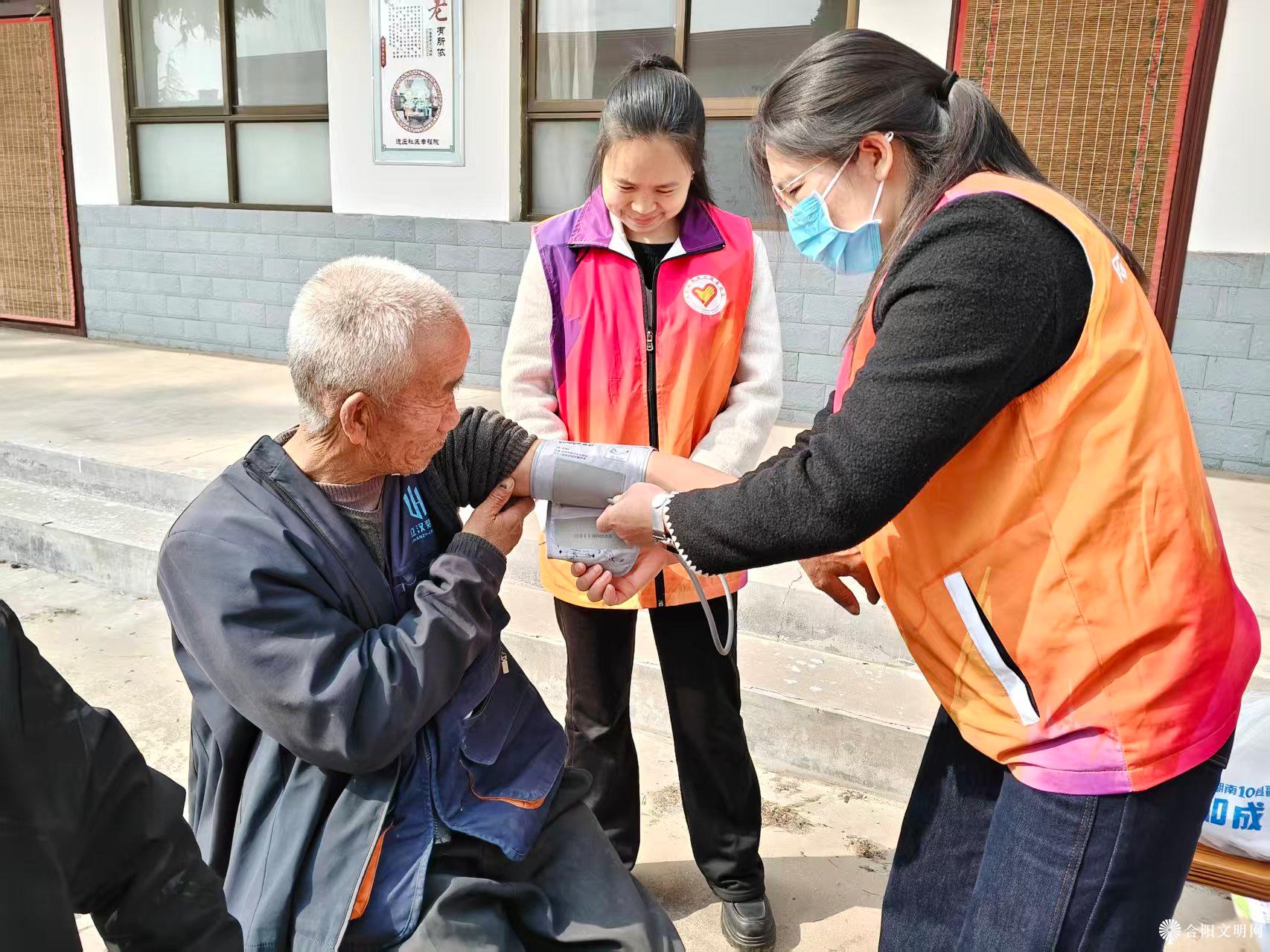 1775556926568009667.jpg 帮老人量血压7.jpg